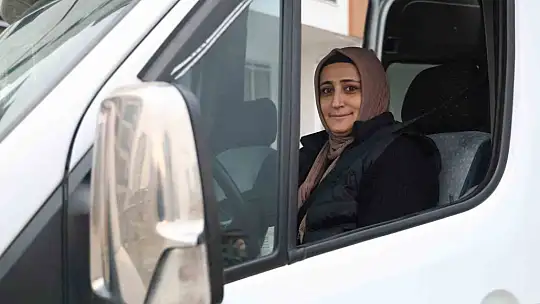 Şoför bulamayınca direksiyona kendisi geçti, erkeklere taş çıkartıyor
