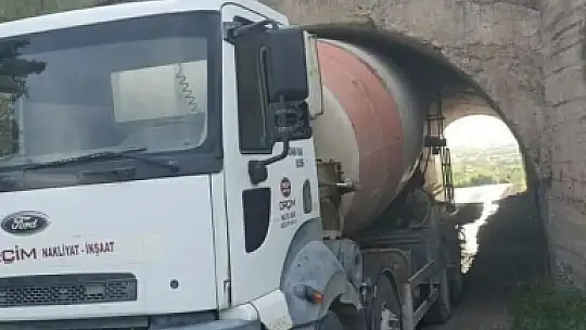 Şoför yüksekliği hesap edemedi, beton mikseri köprüye sıkıştı