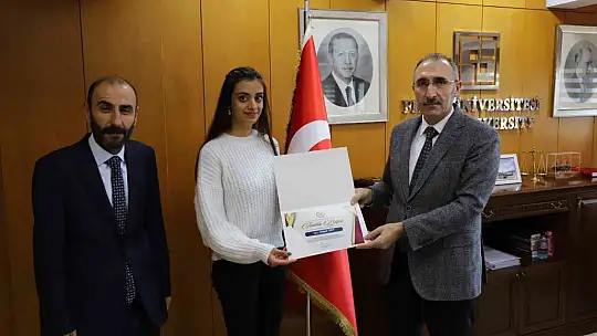 Sosyal sorumluluk projelerine katılan üniversite öğrencilerine teşekkür belgesi verildi