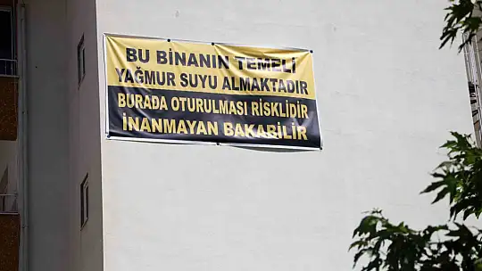 Su alan binada tadilat yapılmayınca pankartla tepki gösterdi