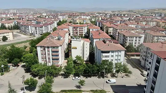 Su alan binada tadilat yapılmayınca pankartla tepki gösterdi