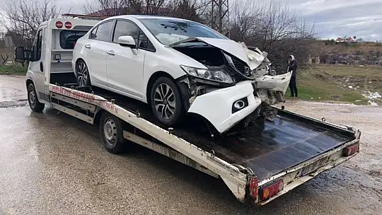 Sürücüsünün kontrolünden çıkan araç evin duvarına çarptı