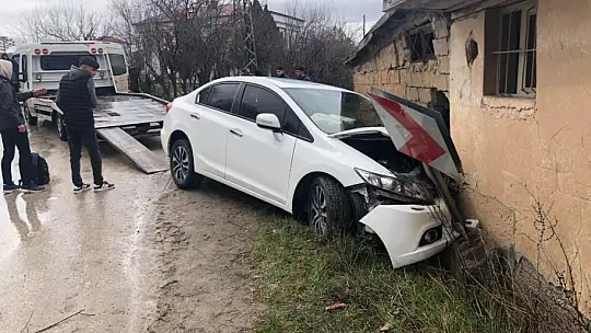 Sürücüsünün kontrolünden çıkan araç evin duvarına çarptı