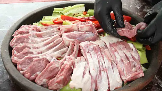 Tam 3 saat fırında pişiyor, vatandaşlar yemek için bir gün önceden sipariş veriyor