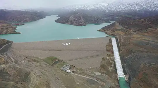 Tam doluluğa ulaşıp su tahliyesine başlanan Kanatlı Barajı, can suyu olacak