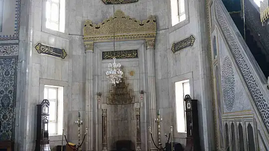 Tarihi camideki denge sütunları 3 büyük depremde de kusursuz döndü