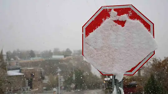 Tarihi Harput Mahallesi'nde kar etkisi artırdı, göz gözü görmedi