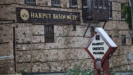 Tarihi Harput Mahallesi'nde kar etkisi artırdı, göz gözü görmedi