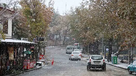Tarihi Harput Mahallesi'nde kar etkisi artırdı, göz gözü görmedi
