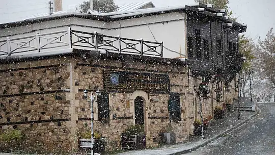 Tarihi Harput Mahallesi'nde kar etkisi artırdı, göz gözü görmedi