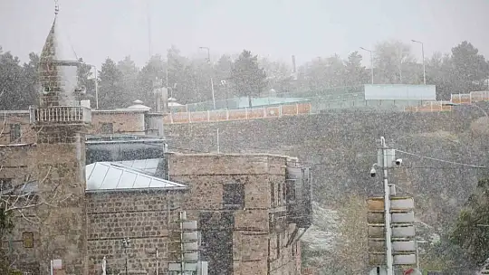 Tarihi Harput Mahallesi'nde kar etkisi artırdı, göz gözü görmedi