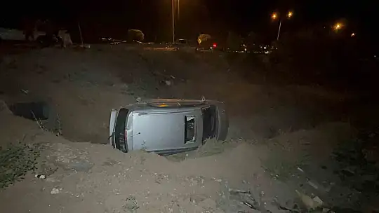 Tekerleği kopan araç şarampole yuvarlandı: 6 yaralı