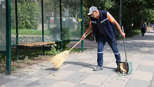 Temizlik işçisinden insanlık dersi: Altın ve para dolu cüzdanı polise teslim etti