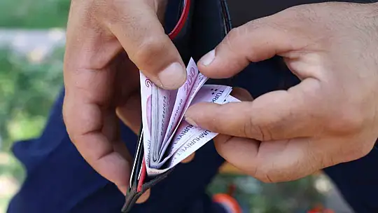 Temizlik personeli bulduğu para dolu cüzdanı polise teslim etti