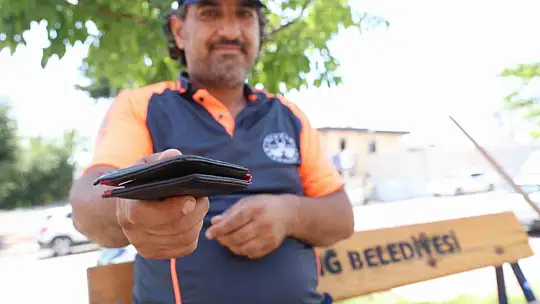 Temizlik personeli bulduğu para dolu cüzdanı polise teslim etti