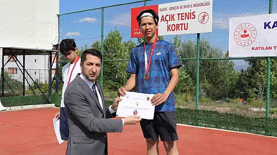 Tenis turnuvasında derece girenlere ödülleri verildi