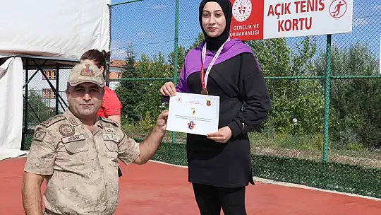Tenis turnuvasında derece girenlere ödülleri verildi