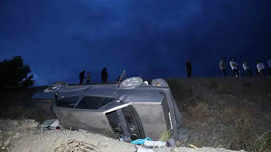 Terasa takılan otomobil onlarca metre yükseklikten düşmekten kurtuldu: 7 yaralı