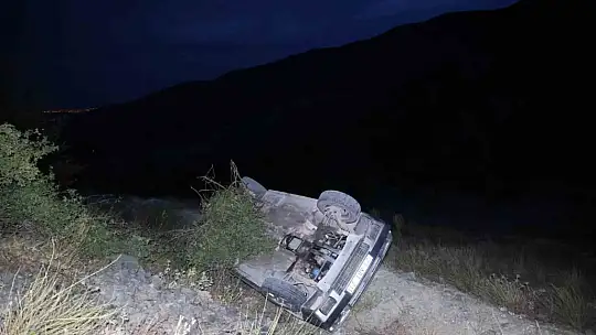 Terasa takılan otomobil onlarca metre yükseklikten düşmekten kurtuldu: 7 yaralı