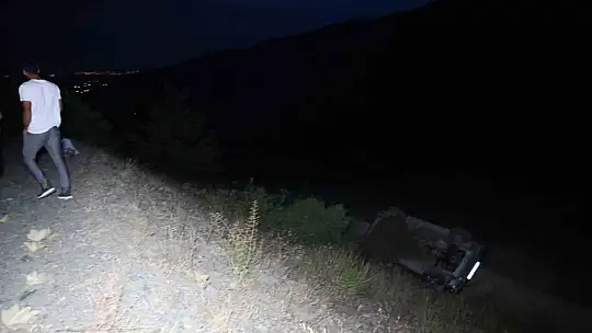 Terasa takılan otomobil onlarca metre yükseklikten düşmekten kurtuldu: 7 yaralı
