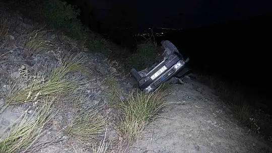 Terasa takılan otomobil onlarca metre yükseklikten düşmekten kurtuldu: 7 yaralı