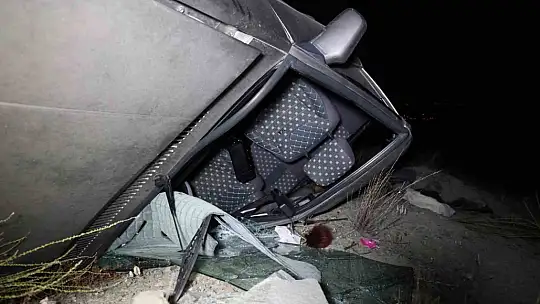Terasa takılan otomobil onlarca metre yükseklikten düşmekten kurtuldu: 7 yaralı