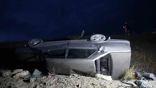 Terasa takılan otomobil onlarca metre yükseklikten düşmekten kurtuldu: 7 yaralı