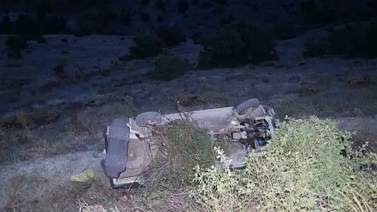 Terasa takılan otomobil onlarca metre yükseklikten düşmekten kurtuldu: 7 yaralı