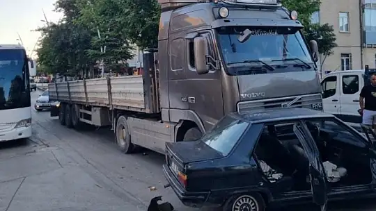 Tır ile otomobil çarpıştı: O anlar kamerada
