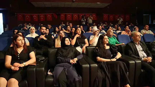 Tiyatro oyununda kadına yönelik şiddete dikkat çekildi