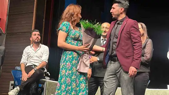 Tiyatro sahnesinde sürpriz evlilik teklifi