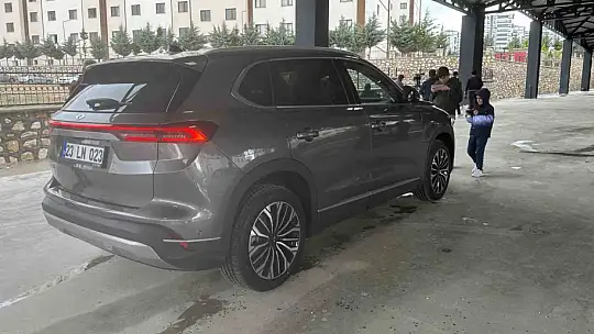 TOGG'un ilk teslimatı Elazığ'a ulaştı, vatandaşlardan yoğun ilgi