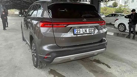 TOGG'un ilk teslimatı Elazığ'a ulaştı, vatandaşlardan yoğun ilgi