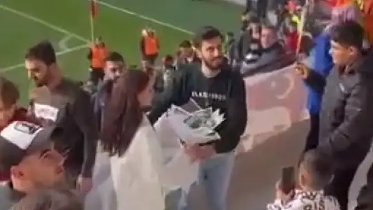 Tribünde evlilik teklifi