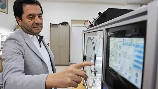 Türk profesör, fiziğin meşhur Coulomb Kanunu'nu cihaza dönüştürdü