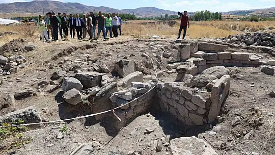 Türkiye'de bir ilk: Tek parça halinde 84 metrekarelik mozaik gün yüzüne çıkarıldı