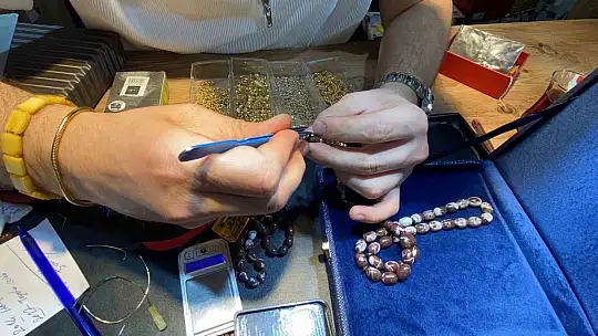 Türkiye'de sadece Elazığ'da çıkarılan vişne mermerinden yapılan tespihler 85 bin liradan alıcı buluyor