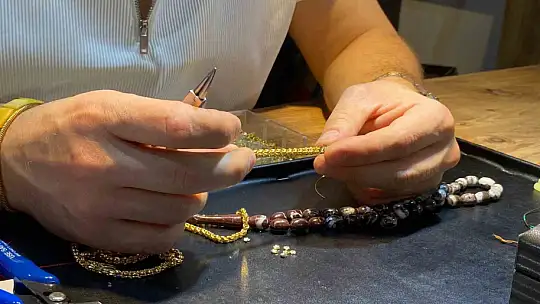 Türkiye'de sadece Elazığ'da çıkarılan vişne mermerinden yapılan tespihler 85 bin liradan alıcı buluyor