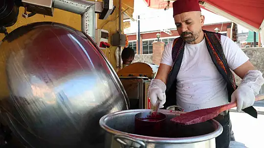 Türkiye'de sadece Elazığ'da üretiliyor: Vişneli badem şekerine ilgi büyük