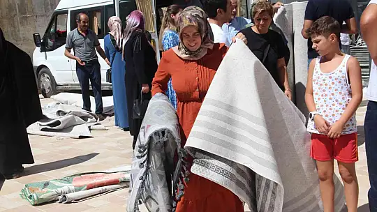 Ucuz halı almak isteyen vatandaşlar birbiriyle yarıştı, kapıda kuyruklar oluştu