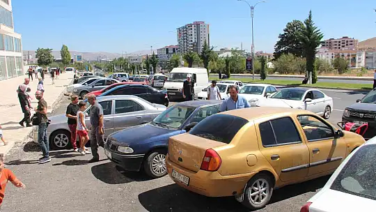 Ucuz halı almak isteyen vatandaşlar birbiriyle yarıştı, kapıda kuyruklar oluştu