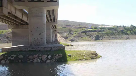 Umutlandıran görüntü, artık o tabeladan su görünüyor