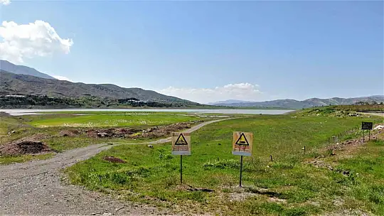 Umutlandıran görüntü, artık o tabeladan su görünüyor