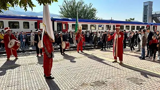 Üniversite öğrencileri tarihi Palu ilçesini gezdi