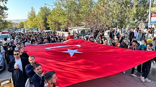Üniversite öğrencileri tarihi Palu ilçesini gezdi