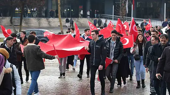 Üniversiteli öğrencilerden 'Teröre Lanet' yürüyüşü