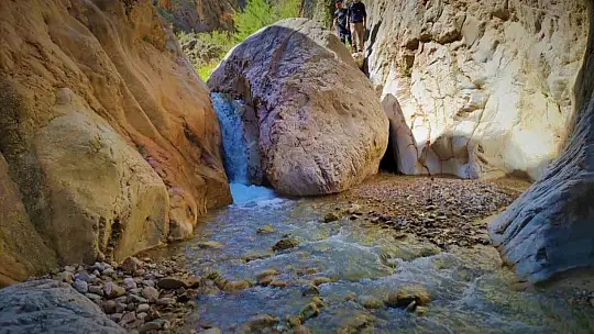 Uydudan haritaları incelerken 3 milyon yıllık kanyon keşfettiler