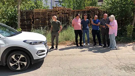 Uzaklaştırma kararı olan şahıs, eşinin aracının önüne kendi attı
