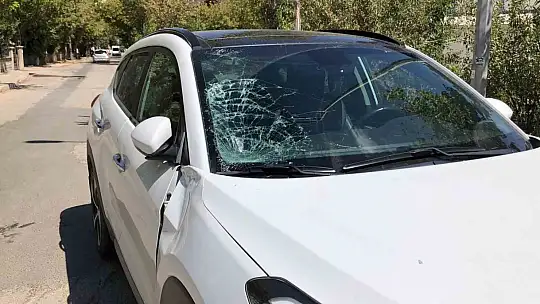 Uzaklaştırma kararı olan şahıs, eşinin aracının önüne kendi attı