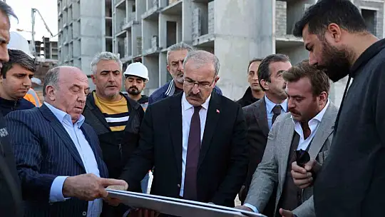 Vali Toraman, yapımı devam eden deprem konutlarını inceledi